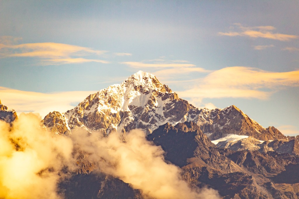Sommet enneigé de haute montagne népalaise invitant au voyage