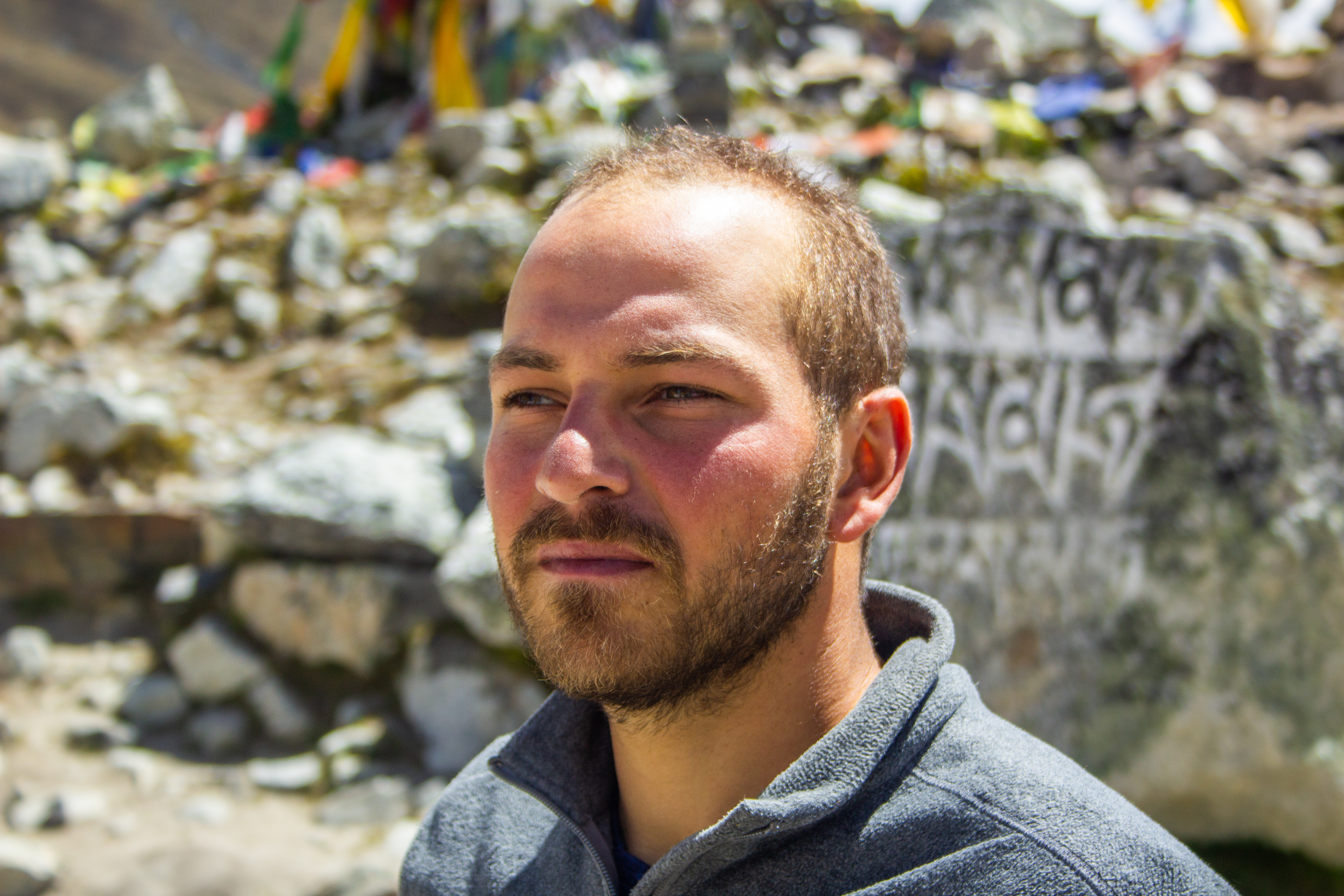 Portrait d'un homme devant des inscriptions religieuses cherchant l'inspiration devant la grandeur du monde